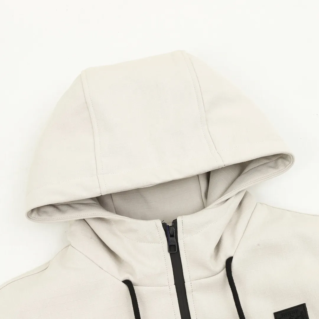 🅿️570 Louis Vuitton/Louis Vuitton presbyopic embossed work pocket windbreaker zippered cotton jacket. Purchase the original version and have it printed immediately. The fabric is a custom densely spun technical fabric with a dark grained pattern, and the upper body is silky and breathable. Infrared positioning cutting, workwear-style windbreaker design, the upper body is invincible and versatile. All details are customized and developed, and all hardware and accessories are restored to ZP. Size：XS-L